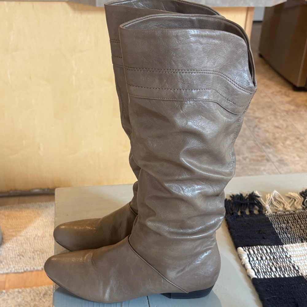 Elegant Brown Slouchy Heeled Boots